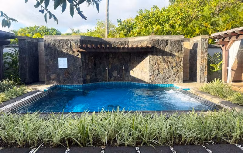 Zona exterior de aguas del Seven Colours Spa.