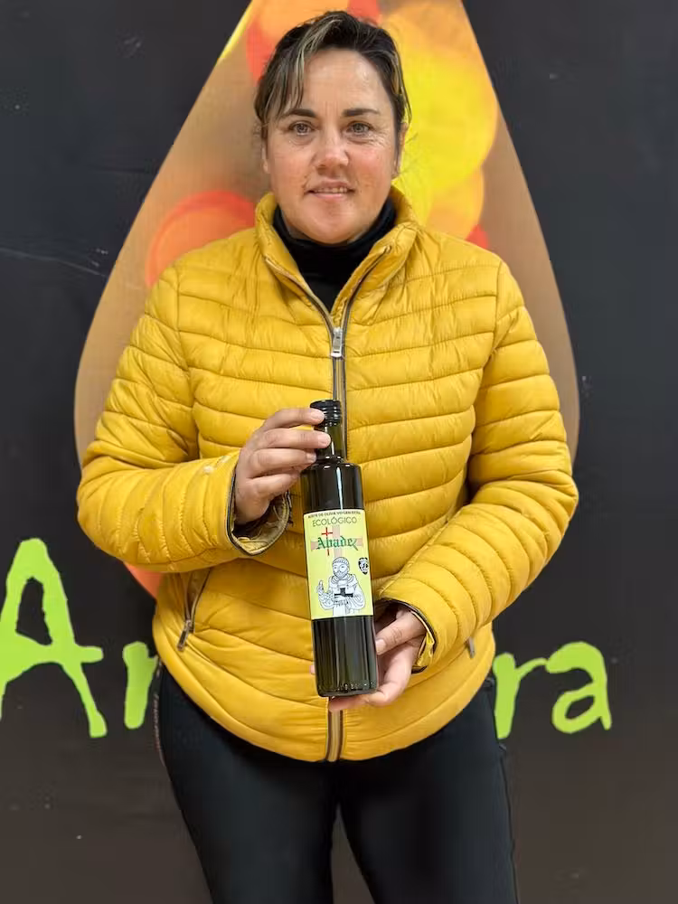 Loli Sánchez posa con una botella de aceite Abade