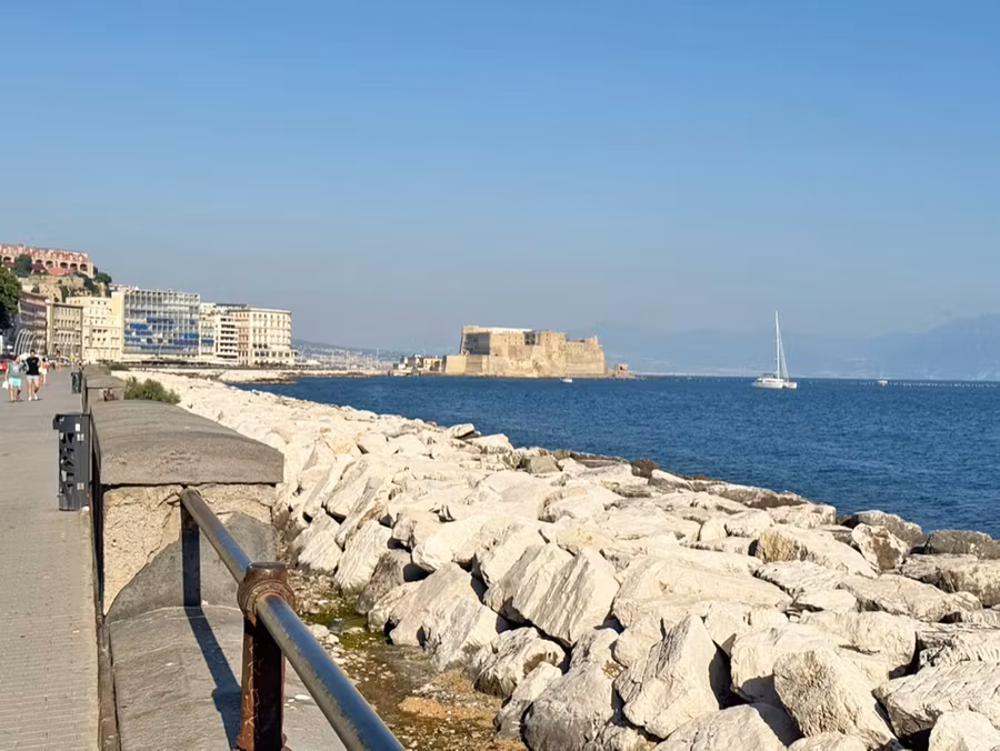 El Castel dell’Ovo desde Lungomare.