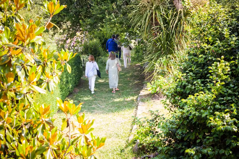 Paseo por un jardín de camelias. © RV Rías Baixas