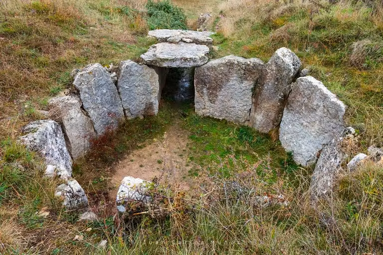 dolmen morueco del valle sedano