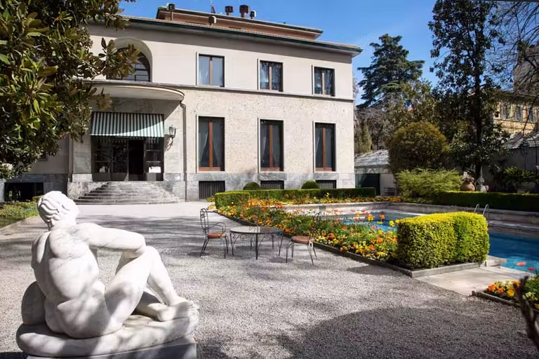 Entrada y piscina de Villa Necchi en Milán