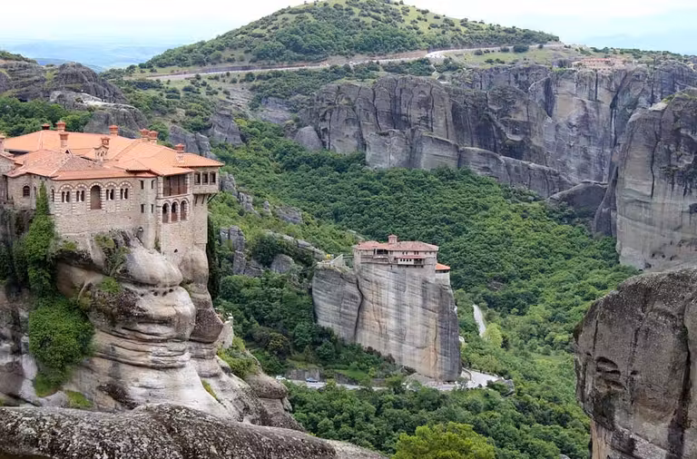 Monasterio sobre las rocas