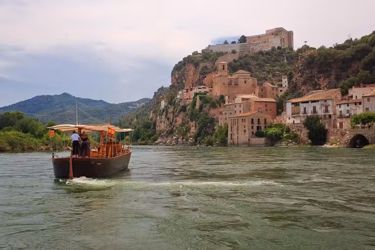 Llagut Lo Sirgador frente a Miravet.