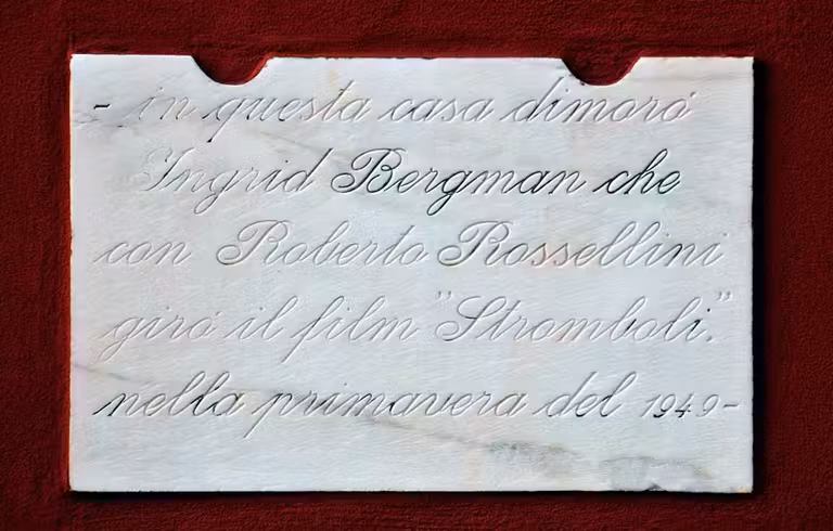 Placa en el nido de amor de la pareja.