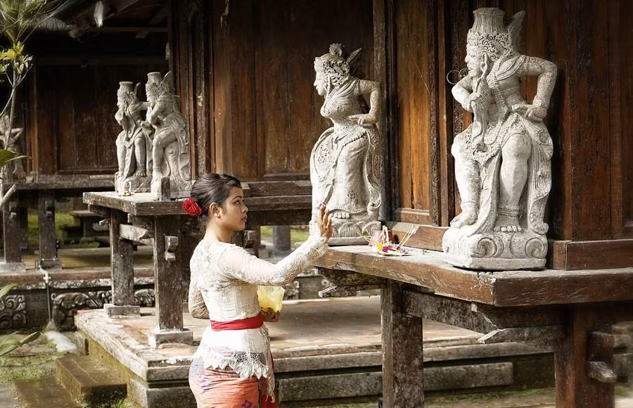 mujer haciendo una ofrenda en Bali