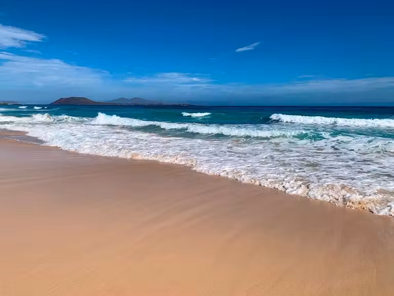 playa de corralejo para un fuerteventura con amigas