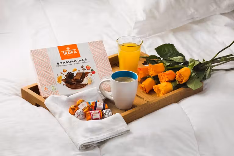 Bandeja con desayuno y bombones trapa