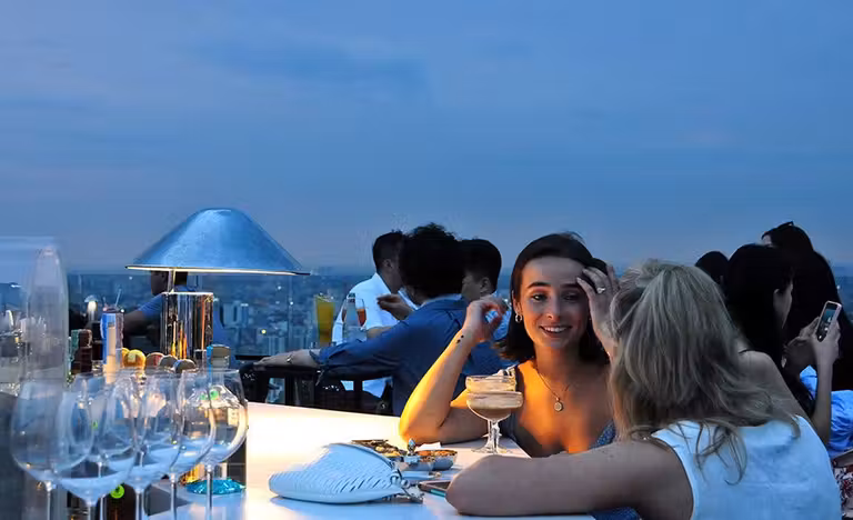 Cóctel en Vértigo & Moon Bar para un viaje a Bangkok con amigas