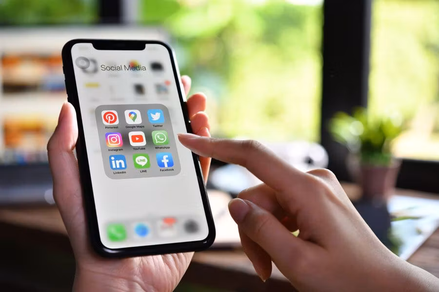 iconos de redes sociales en un móvil