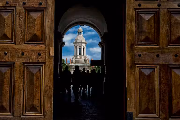 Entrada al recinto de la Universidad Trinity College de Dublín.