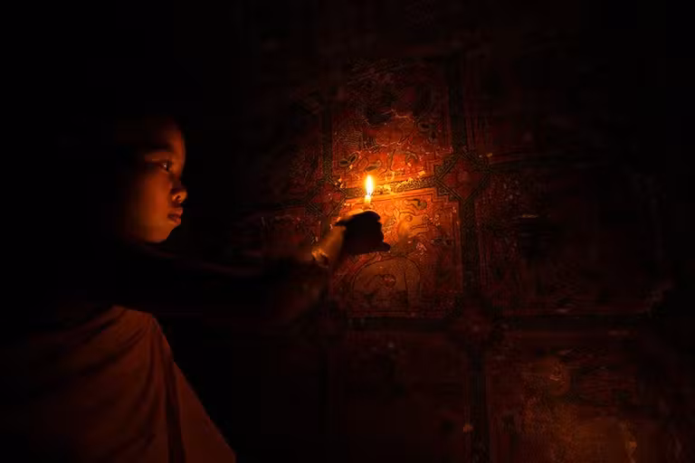Niño budista en un templo de Sagaing Hill, a unos 20 km de Mandalay, en Myanmar