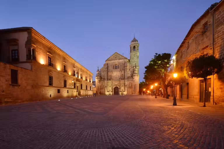 Plaza Vázquez Molina con la Sacra Capilla del Salvador al fondo.