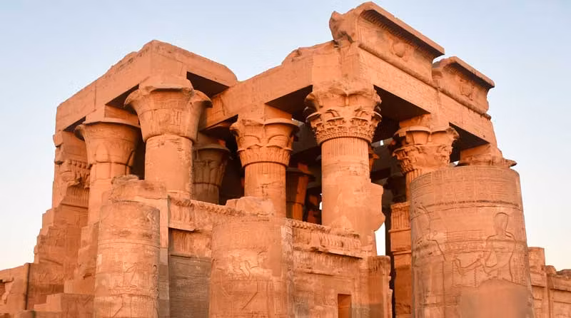 Templo de Kom Ombo al atardecer.