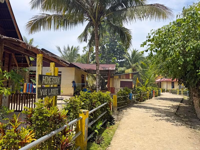 Las casas en Raja Ampat son sencillas y de madera.
