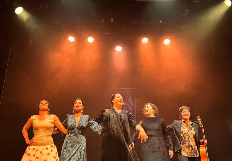 Conjunto flamenco femenino del espectáculo Emociones: con voz de mujer.
