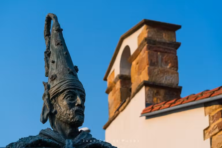 Escultura de La Vijanera en Silió (Cantabria).