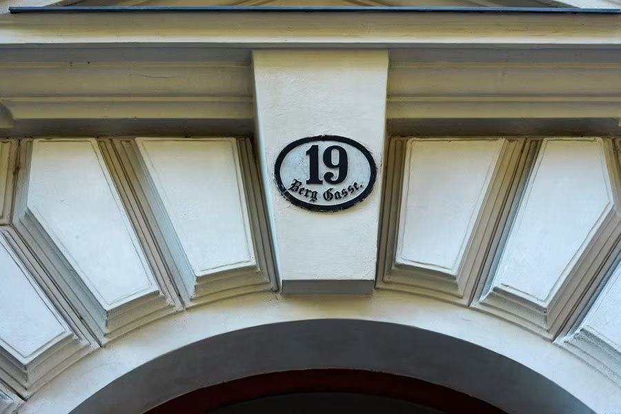 Portal de la vivienda Freud, freud netflix, ruta freud en viena, museo de freud viena