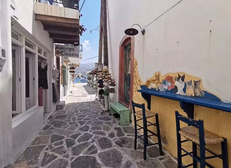 Calle estrecha de Katapola, el puerto de amorgos