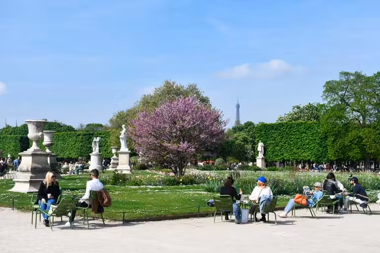 Gente tomando el sol en el Jardín de las Tullerías
