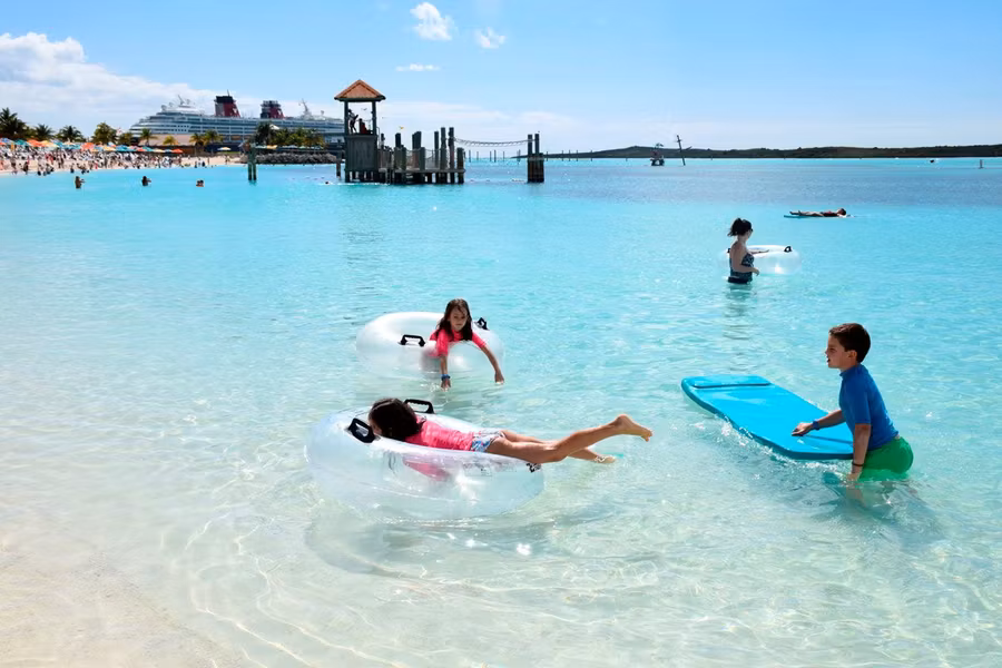 niños jugando en Castaway Cay en Bahamas