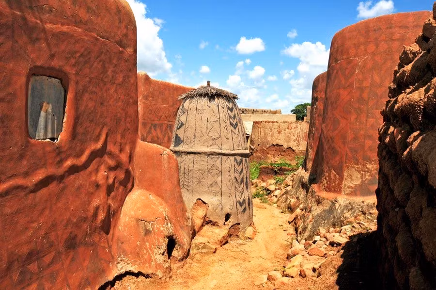 Una vivienda cónica y otras en forma de cubo