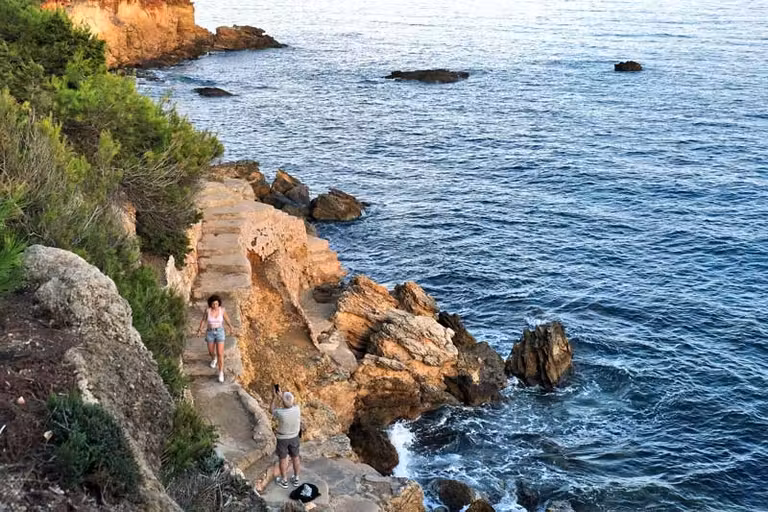 Acantilados en Paseo por la costa en Santa Eulária des Riu