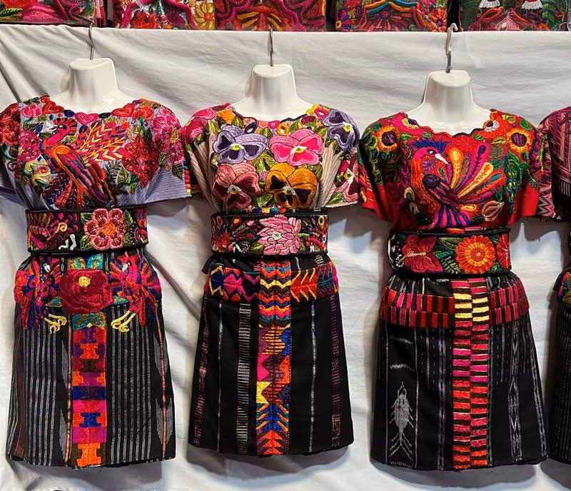 Atuendos tradicionales mayas en Antigua