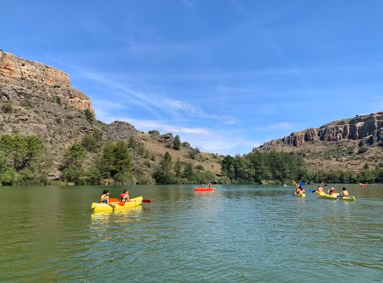 Piraguas en el río Duratón.