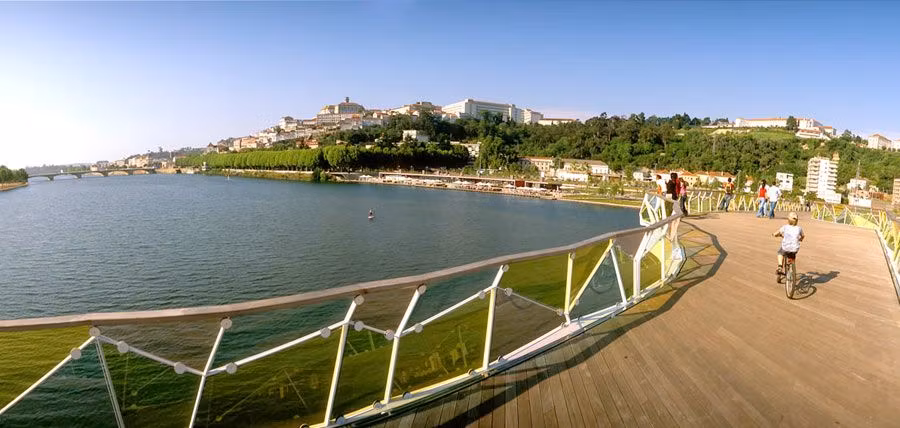 Parque verde del Mondego y puente de Pedro e Inés.