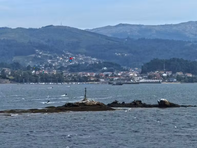 Un pequeño cruceiro en el islote de O Cobreiro recuerda el hundimiento de la embarcación en la que viajaban los trabajadores del dictador.