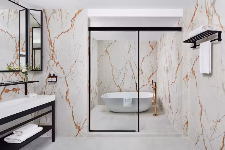 Baño de una de las suites.