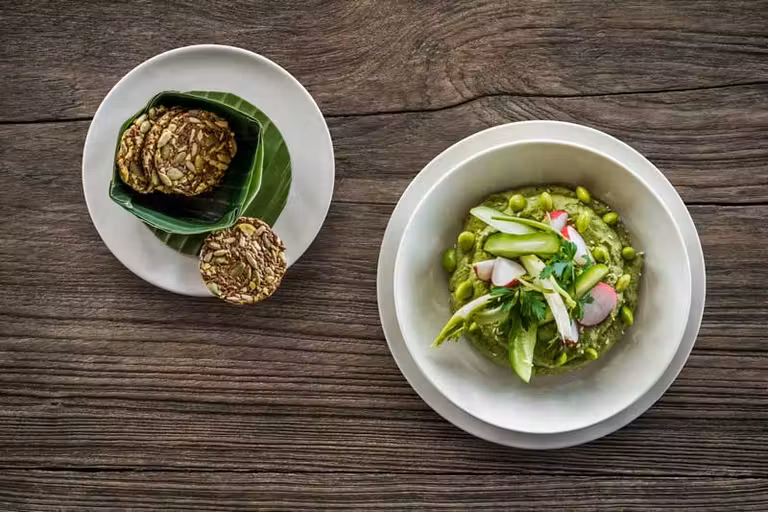 humus y pan de cereales