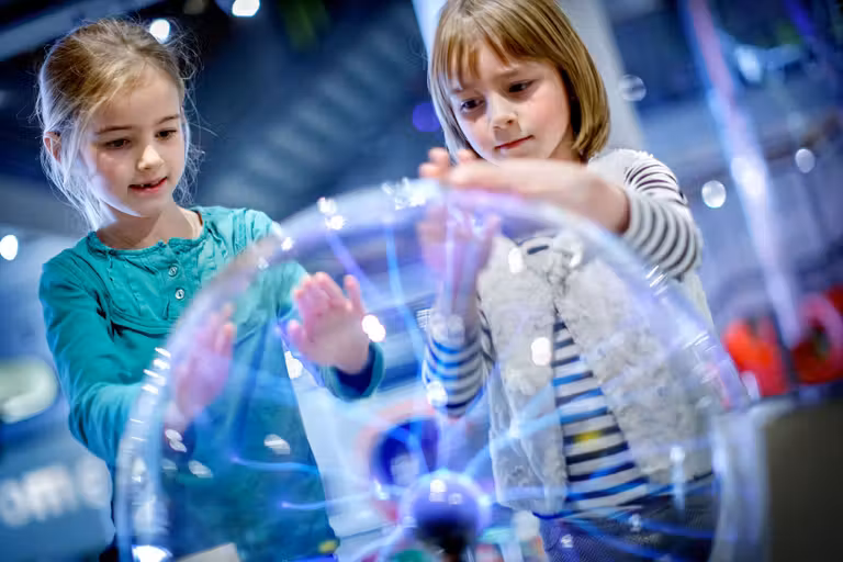 niñas en el museo Nemo