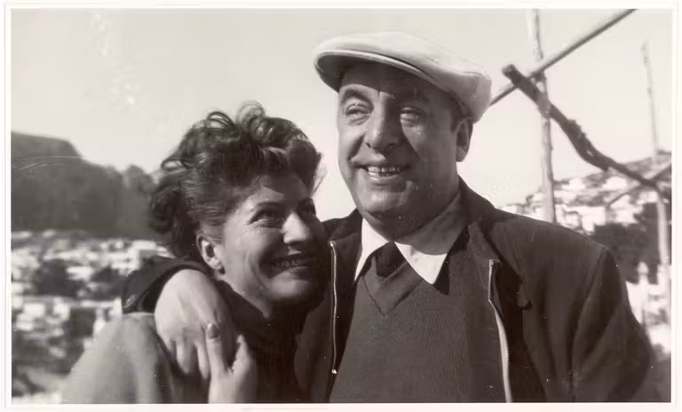Matilde Urrutia y Pablo Neruda en Capri.