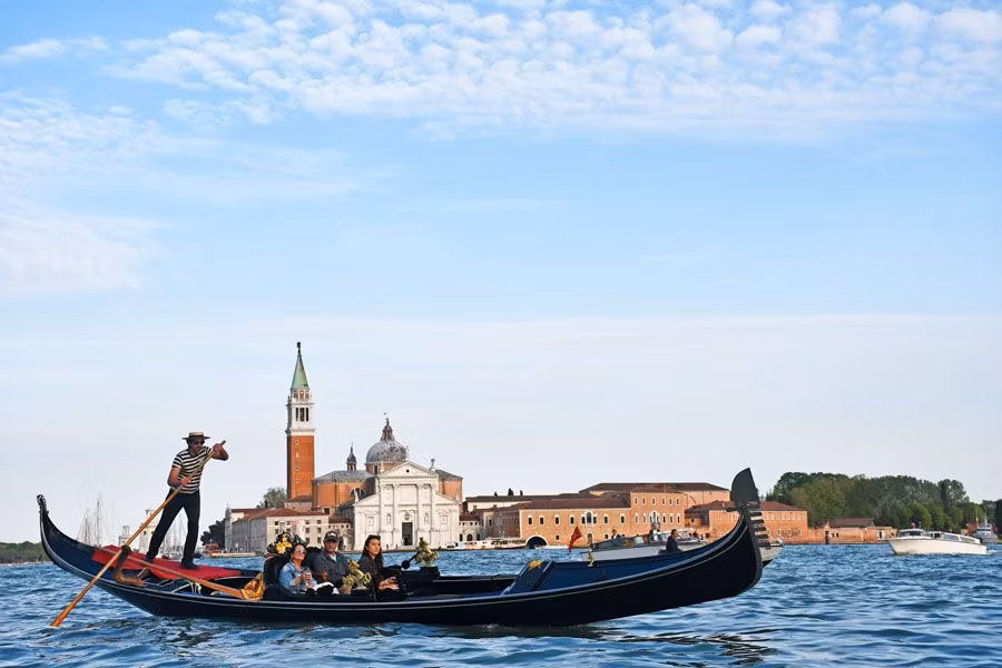 Laguna de Venecia con una góndola
