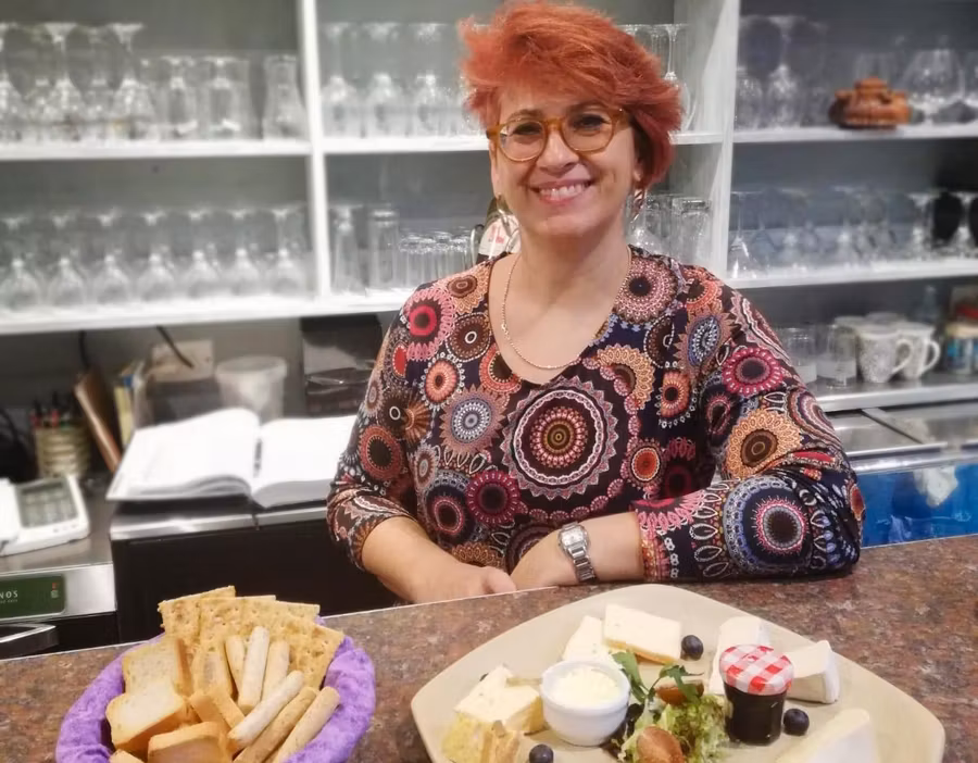 mujer con tabla de quesos