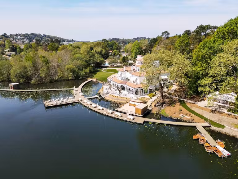 Vista aérea del hotel Brindos, Lac & Château.