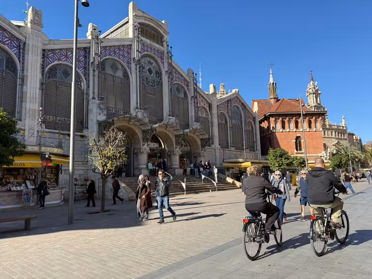Plaza del Mercado, con el Mercado Central y la iglesia de los Santos Juanes al fondo. © Susana García