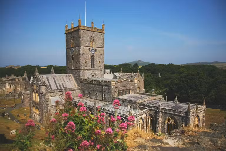 Catedral de St. David’s rodeada de flores