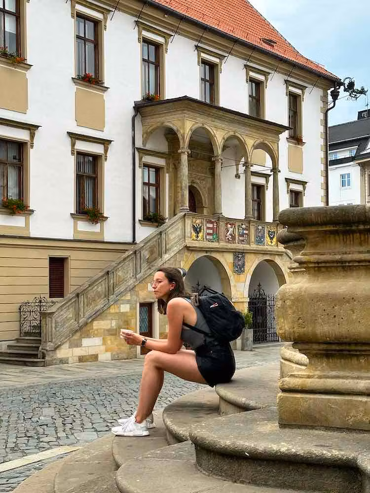 Fuente frente al Ayuntamiento de Olomouc.
