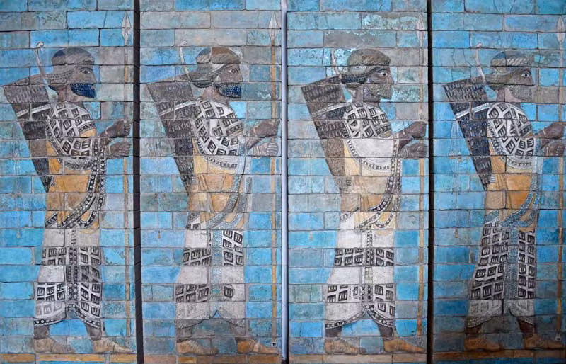 Fragmento del Friso del Palacio de Darío I en Susa en el Museo del Louvre