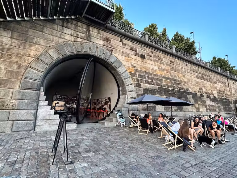 El ambiente alrededor de los bares de Náplavka es joven y agradable.