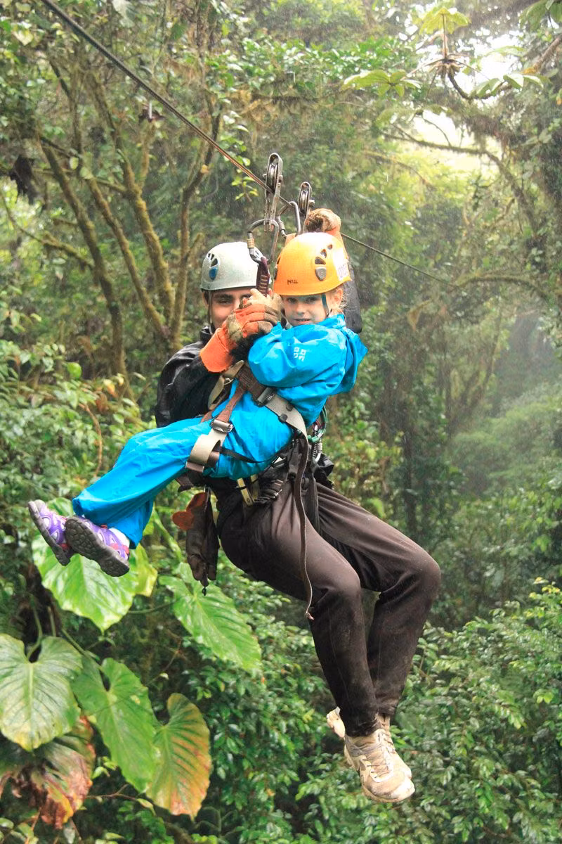 familia en tirolinas de Monteverde Costa Rica
