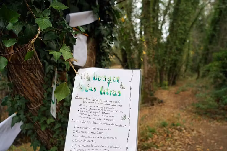 hoja con un texto literario en el sendero del bosque de las letras