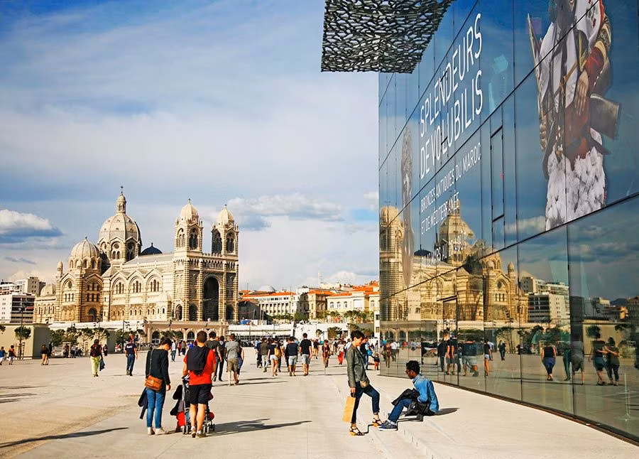 La Catedral bizantina de Santa María la Mayor se refleja en el MuCEM.