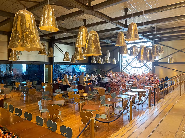 El Café Campana es un un lugar perfecto para tomar algo tras el reloj del museo. © Susana García