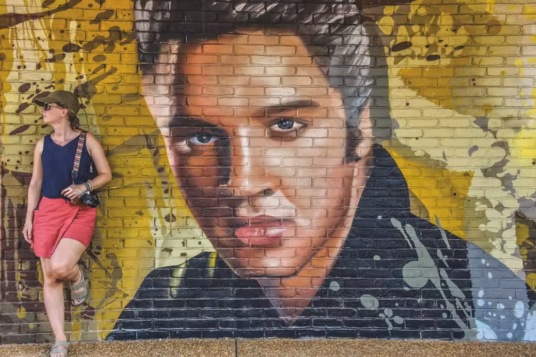 Grafiti de Elvis Presley en Tupelo, su lugar de nacimiento.