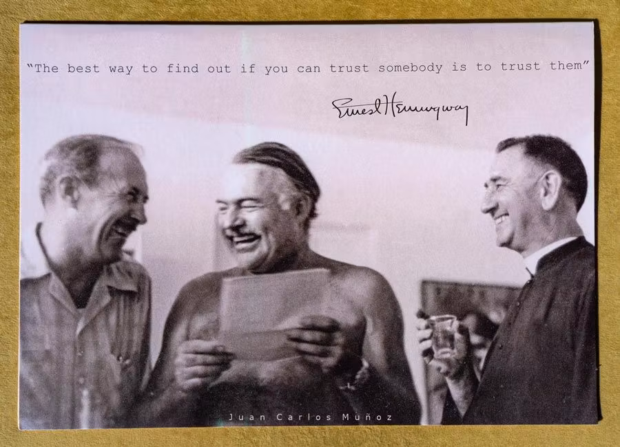 Hemingway con Andres Untzain cura de Kanala