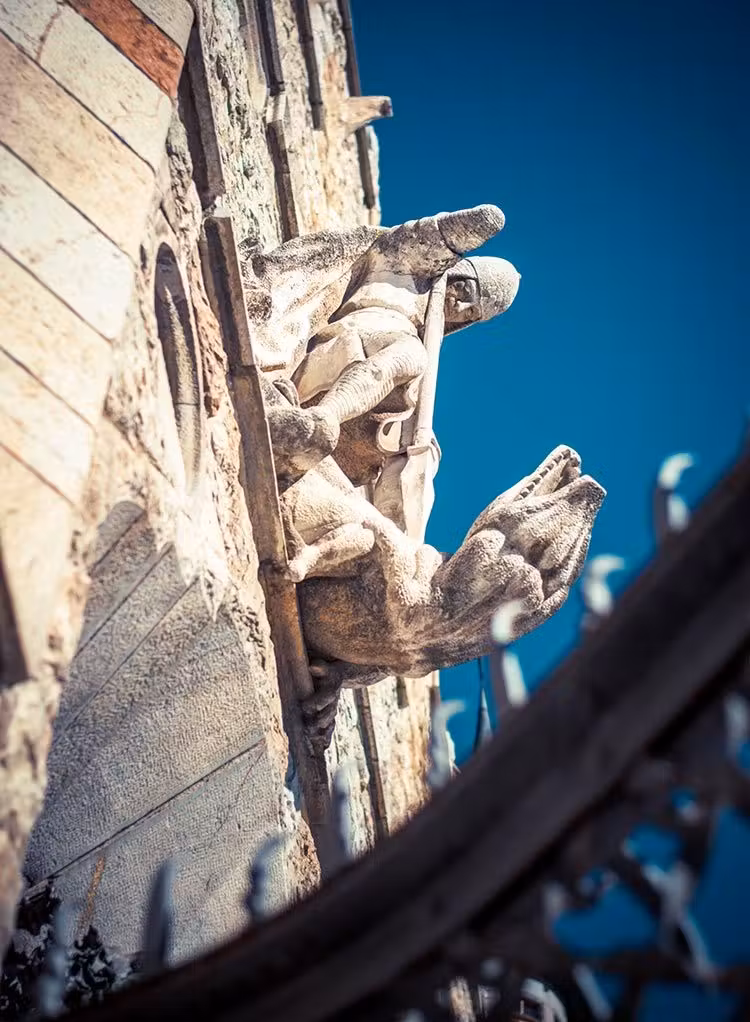 san jorge y el dragon, casa botines de leon